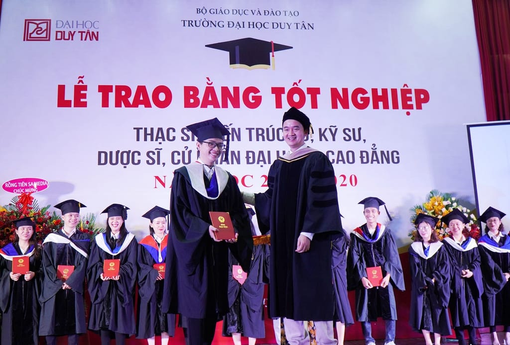 Trường Đại học Duy Tân trao bằng tốt nghiệp năm học 2022-2023