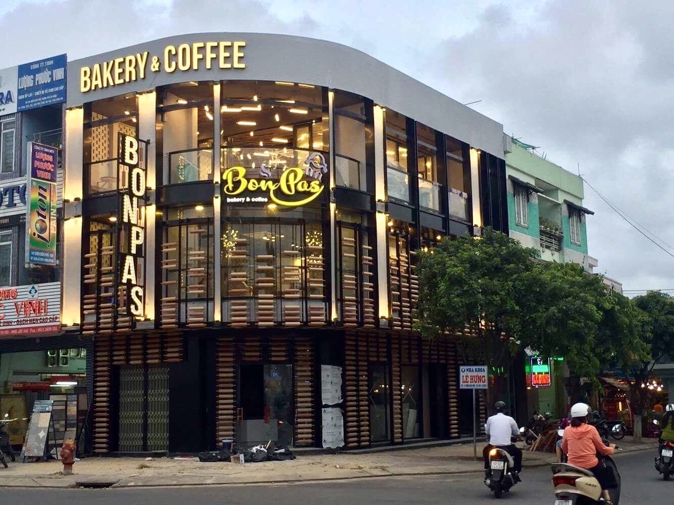 alt text: Bánh ngọt tại BonPas Bakery