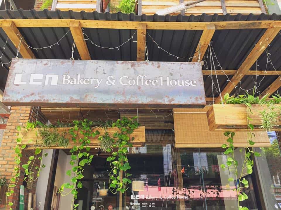 alt text: Không gian ấm cúng tại LEN Bakery